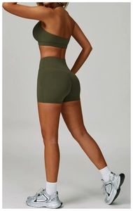 Détail du short de yoga vert olive à taille haute avec couture galbante pour fessiers