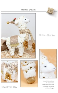 Detailopnames van witte pluche alpaca met gouden pailletten, kerstmuts en gestreepte sjaal