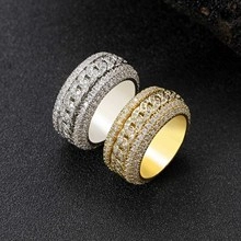 Dettaglio di anelli a maglia cubana placcati oro e argento con cristalli scintillanti