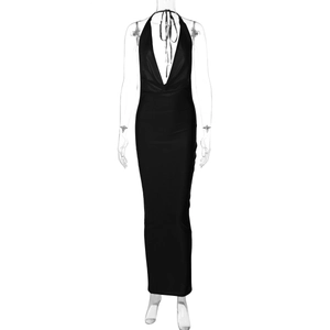Détail de la robe longue dos nu noire élégante avec décolleté en V et tissu brillant