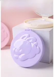 Detail eines 3D-Hasen-Klappspiegels mit Kamm-Set in süßen Pastellfarben für Reisen