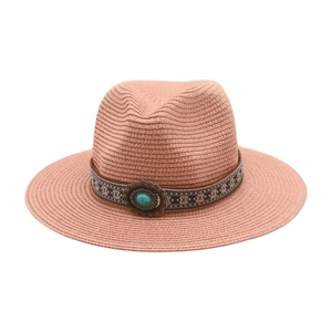 Détail de chapeau fedora en paille rose avec broderie ethnique et pierre turquoise