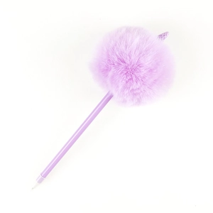 Stylo à bille créatif violet avec grand pompon en fausse fourrure sur fond blanc