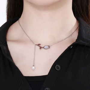 Détail du collier tulipe en argent avec nacre et une chaîne à pampille en perle blanche