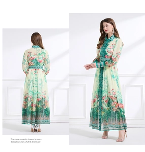 Vorder- und Rückansicht eines geblümten Chiffon-Maxikleids mit Taillenband und Rüschen