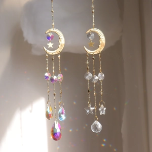 Carillon lunaire doré en métal avec prismes en cristal arc-en-ciel pour la décoration