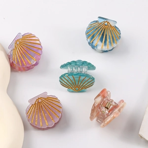 Set mit muschelförmigen Haarklammern mit farbigen Verläufen und Goldakzenten