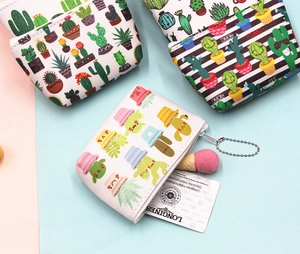 Détail du porte-monnaie cactus en PU avec chaîne métallique et pendentif de glace