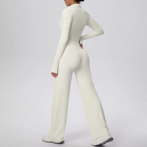 Vue détaillée de la veste de sport zippée crème et du pantalon de yoga large assorti