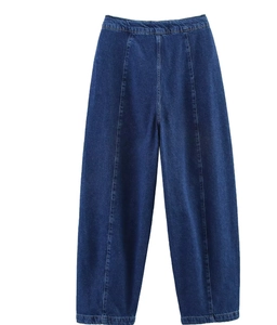 Dettaglio posteriore di pantaloni in denim blu scuro a vita alta e gamba larga in primo piano
