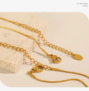 Détail du collier à chaîne serpent plaqué or 18K en acier inoxydable avec fermoir