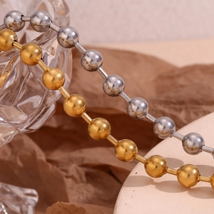 Macro de chaînes à billes en acier inoxydable doré 18K et argenté sur socle