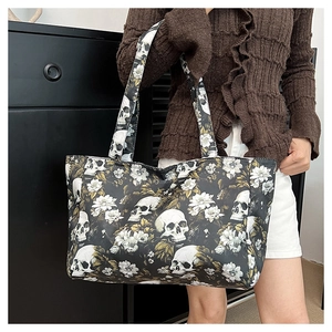 Détail du motif tête de mort et fleurs vintage sur la surface du sac cabas léger