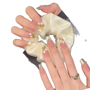 Ongles à presser longs de style cercueil avec muguet blanc et détails en perles