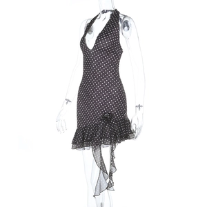 Détails de robe dos nu à pois avec décolleté en V profond et ourlet volanté