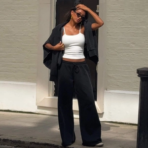 Vue détaillée du pantalon noir large avec cordon de serrage en coton mélangé respirant