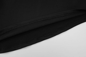 Detailansicht der Doppelnadel-Stichnaht und des Saums am schwarzen Strickstoff