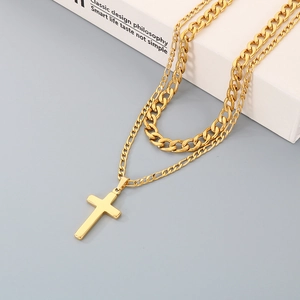 Vue détaillée d'un collier en acier inoxydable doré à double couche avec croix