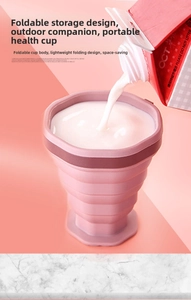 Azione di versare il latte in una tazza da viaggio pieghevole in silicone rosa