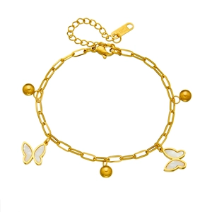 Dettaglio del bracciale a catena dorata con ciondolo a farfalla in madreperla e perline