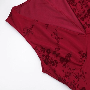 Détail du tissu en maille côtelée rouge foncé avec imprimés floraux vintage sur la robe