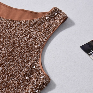 Détail de paillettes bronze sur un débardeur en maille ajusté avec finition du col
