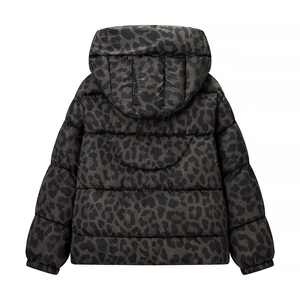 Damen Kapuzen-Steppjacke mit braunem Leoparden-Tiermuster im winterlichen Street-Style