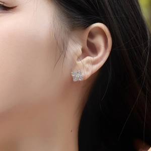Elegant S925 sterling silver four-leaf clover stud earrings with sparkling cubic zirconia