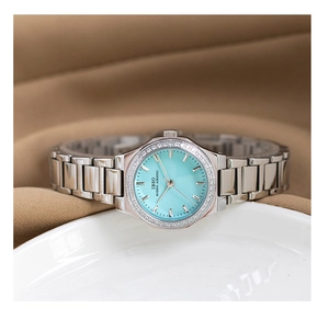 Detail van elegant zilveren stalen horloge met blauwe wijzerplaat en kristallen bezel