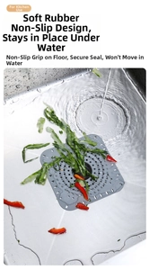 Primo piano del filtro per lavello in silicone grigio che filtra i residui in cucina in acciaio