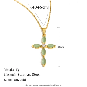 Collier croix en acier inoxydable plaqué or 18 carats avec aventurine verte et strass