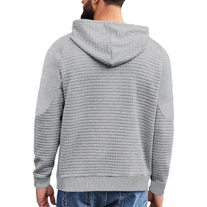 Rückansicht eines grauen Herren-Hoodies mit gesteppter Waffelstruktur und Kapuze