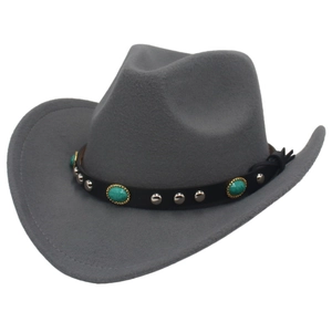 Chapeau de cowboy gris en feutre avec clous turquoise et bande en cuir noir sur blanc