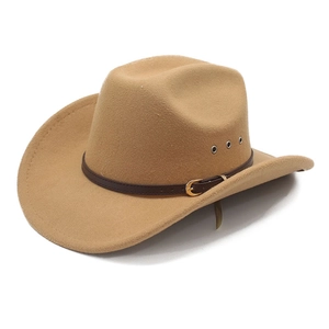 Dettaglio cappello da cowboy cammello con cinturino in pelle marrone e fibbia oro