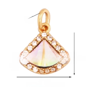 Vue macro du pendentif éventail en or avec zircon blanc et incrustation d'opale