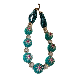 Collana vintage con perle verde smeraldo e accenti floreali con diamanti in stile regale