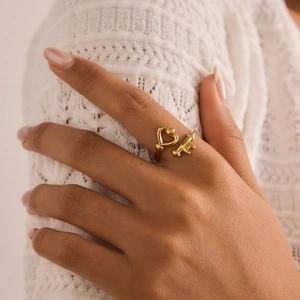 Anillo abierto de acero inoxidable chapado en oro de 18K con diseño de corazón y llave al dedo