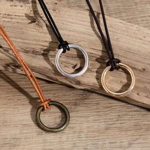Colliers rétro en cordon ciré avec pendentifs anneaux en argent, or et bronze lot