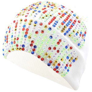 Dettaglio del berretto in maglia bianca con strass colorati e bordo a costine