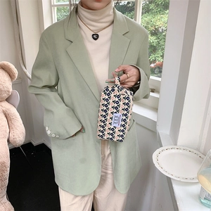 Trousse de toilette florale en velours côtelé avec dragonne tenue par un mannequin
