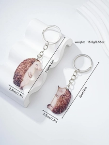Detail view of two hedgehog-shaped keychains with measurements and weight specifications