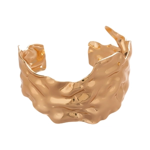 Bracelet manchette doré ouvert avec texture métallique plissée irrégulière