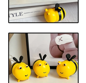 Détail macro de porte-cure-dents abeille mignons à rayures jaunes et noires en plastique