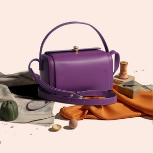 Sac boîte Boston en cuir violet acaï avec fermoir doré et poignée pour femme