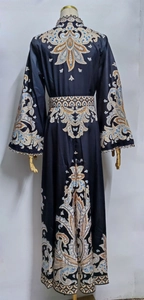Détail de l'imprimé cachemire bleu et du dos de la robe longue à manches évasées