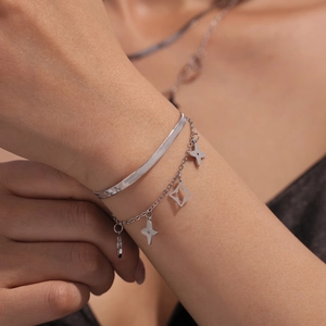 Bracelet double rang en acier inoxydable argenté avec chaîne serpent plate et pendentif étoile