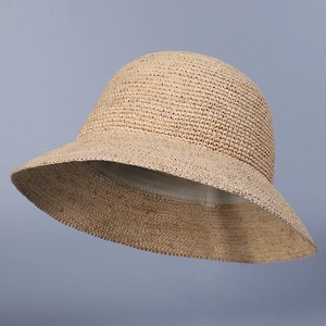 Chapeau cloche en paille de raphia beige minimaliste pour femmes avec dôme élégant de soleil