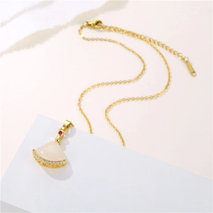 Collier élégant en or 18K avec pendentif éventail en œil de chat et cristaux brillants