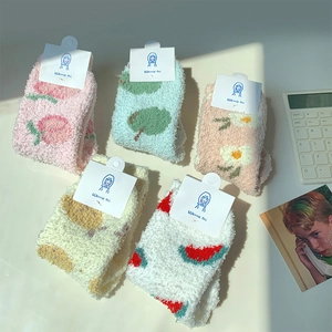 Détail de cinq paires de chaussettes en polaire corail colorées avec motifs de fruits