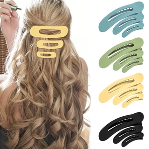 Detalle de pinzas para el cabello mate en cuatro colores con una modelo mostrando el uso